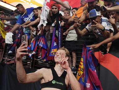 Pemain Barcelona, Frenkie de Jong, foto bersama fans setelah laga melawan AC Milan pada laga pramusim di Allegiant Stadium, Las Vegas, Rabu (2/8/2023). Barcelona menang dengan skor tipis 1-0. (AP Photo/John Locher)