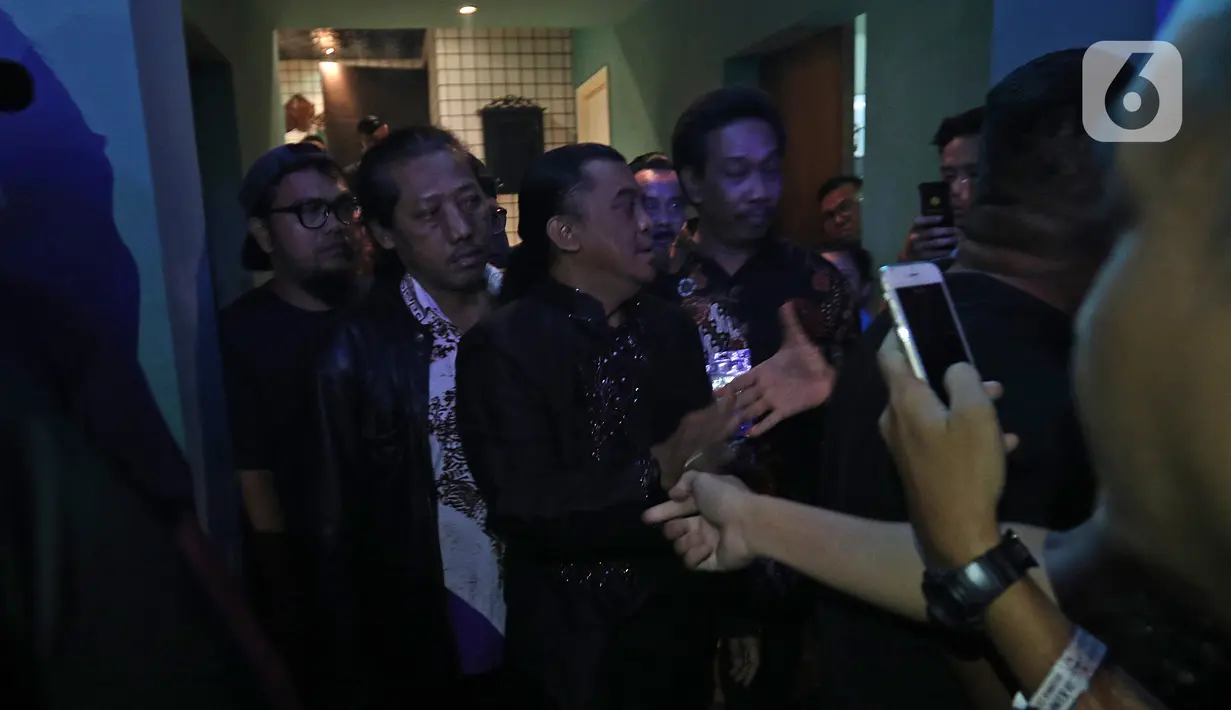 Didi Kempot menyapa penggemarnya jelang tampil pada konser bertajuk "The Lord of Loro Ati" di kawasan SCBD, Jakarta pada 6 Desember 2019 silam. Didi Kempot, meninggal dunia Selasa (5/5/2020) pukul 07.45 WIB di Rumah Sakit (RS) Kasih Ibu Solo. (Liputan6.com/Herman Zakharia)