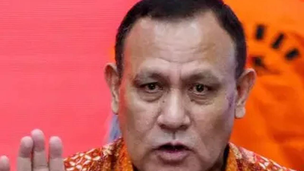 Hindari Sorotan Kamera, Potret Firli Bahuri Ngumpet dalam Mobil dan Tutupi Wajah Pakai Tas