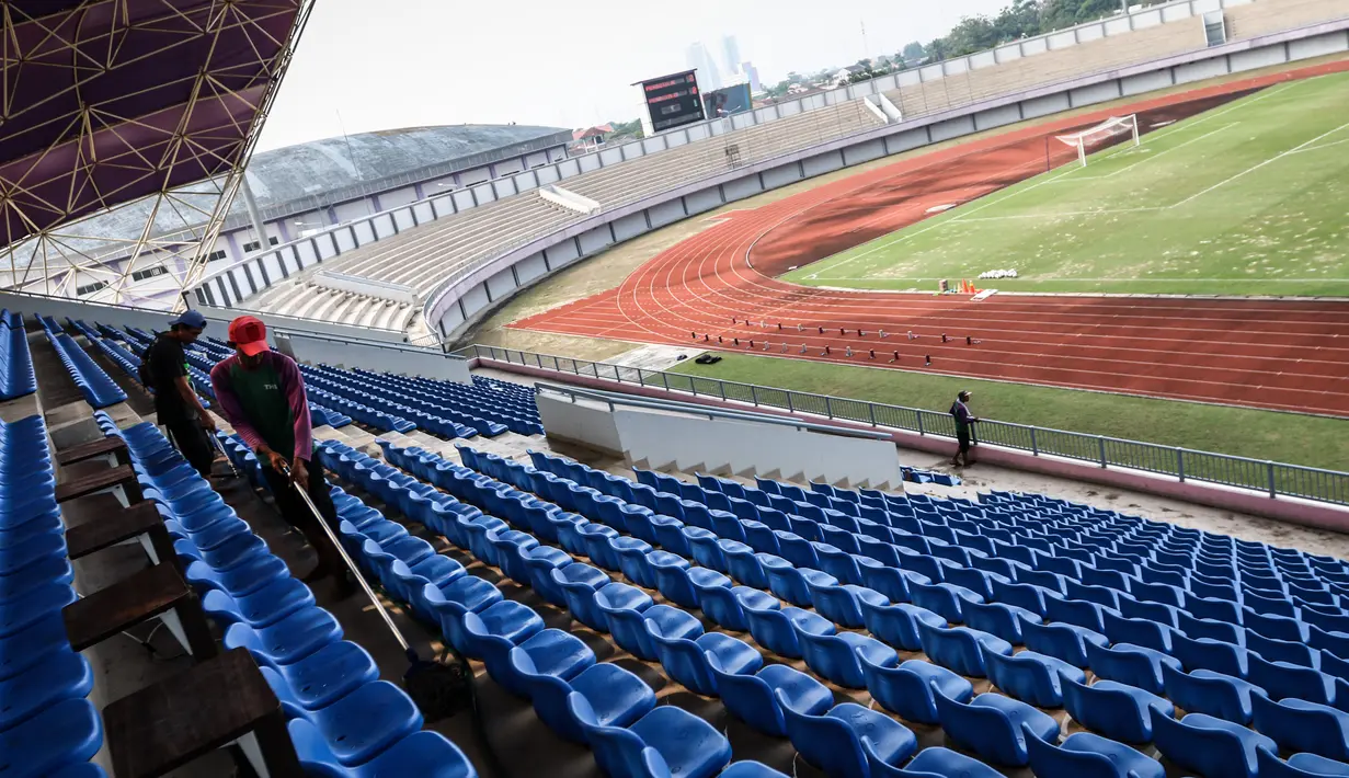 Sejumlah pekerja sedang membersihkan bangku penonton di Stadion Indomilk Arena, Tangerang pada Rabu (25/08/2021) sore WIB. Hal tersebut merupakan salah satu bentuk perawatan dan persiapan stadion untuk menyambut kompetisi BRI Liga 1 yang akan segera bergulir. (Foto: Bola.com/Bagaskara Lazuardi)