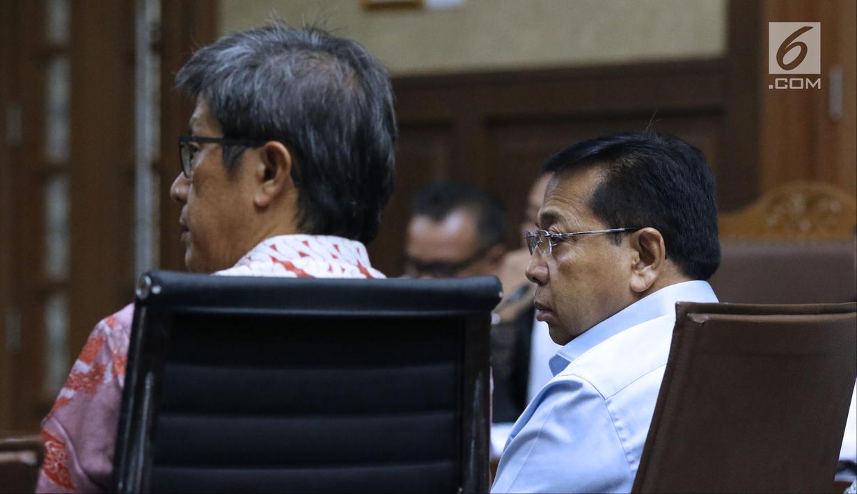 Terpidana korupsi e-KTP, Setya Novanto (kanan) saat menjadi saksi sidang lanjutan dugaan korupsi pengadaan e-KTP dengan terdakwa Irvanto Hendra Pambudi dan Made Oka Masagung di Pengadilan Tipikor, Jakarta, Selasa (18/9). (Liputan6.com/Helmi Fithriansyah)