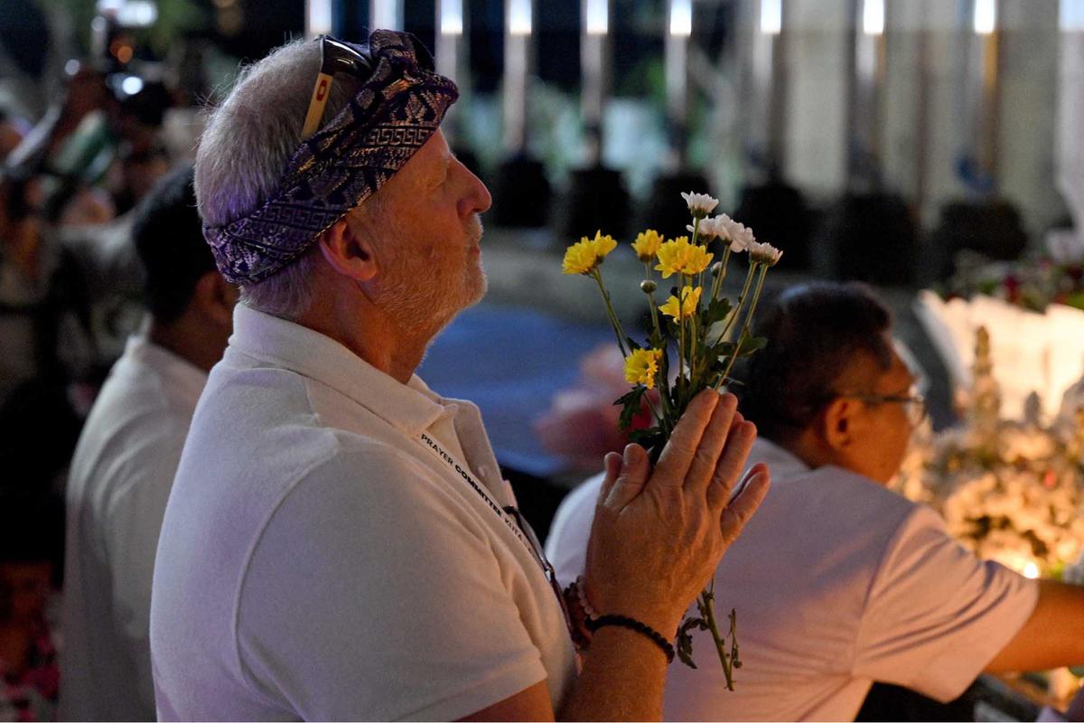 FOTO: Peringatan 23 Tahun Bom Bali, Doa dan Bunga untuk Korban