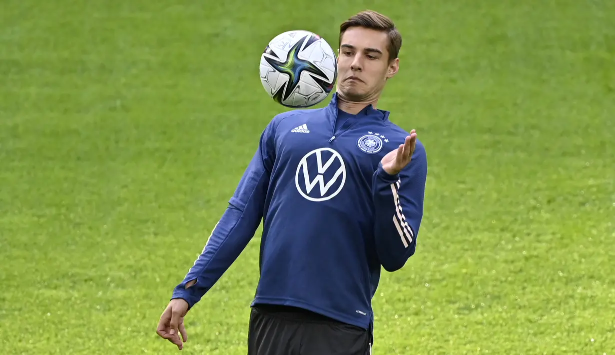 Gelandang Jerman Florian Neuhaus memainkan bola selama sesi latihan di Hamburg, Jerman, Kamis (7/10/2021). Timnas Jerman akan menyambut Rumania pada laga penyisihan Grup J Kualifikasi Piala Dunia 2022 zona Eropa di Volksparkstadion, Sabtu (9/10) dini hari WIB. (John MACDOUGALL/AFP)