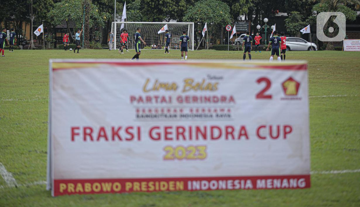Pertandingan sepak bola dalam rangkaian HUT Gerindra ke-15 di Lapangan Sepak bola DPR RI, Jakarta, Selasa (31/1/2023). Sejumlah kegiatan dilaksanakan dalam rangkaian HUT Gerinda Ke-15 yang digelar sederhana dan tidak secara foya-foya. (Liputan6.com/Faizal Fanani)