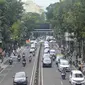 Sejumlah kendaraan tengah melintas di Jalan Merdeka, Kota Bandung (13/4/2024). (Dikdik Ripaldi/Liputan6.com)