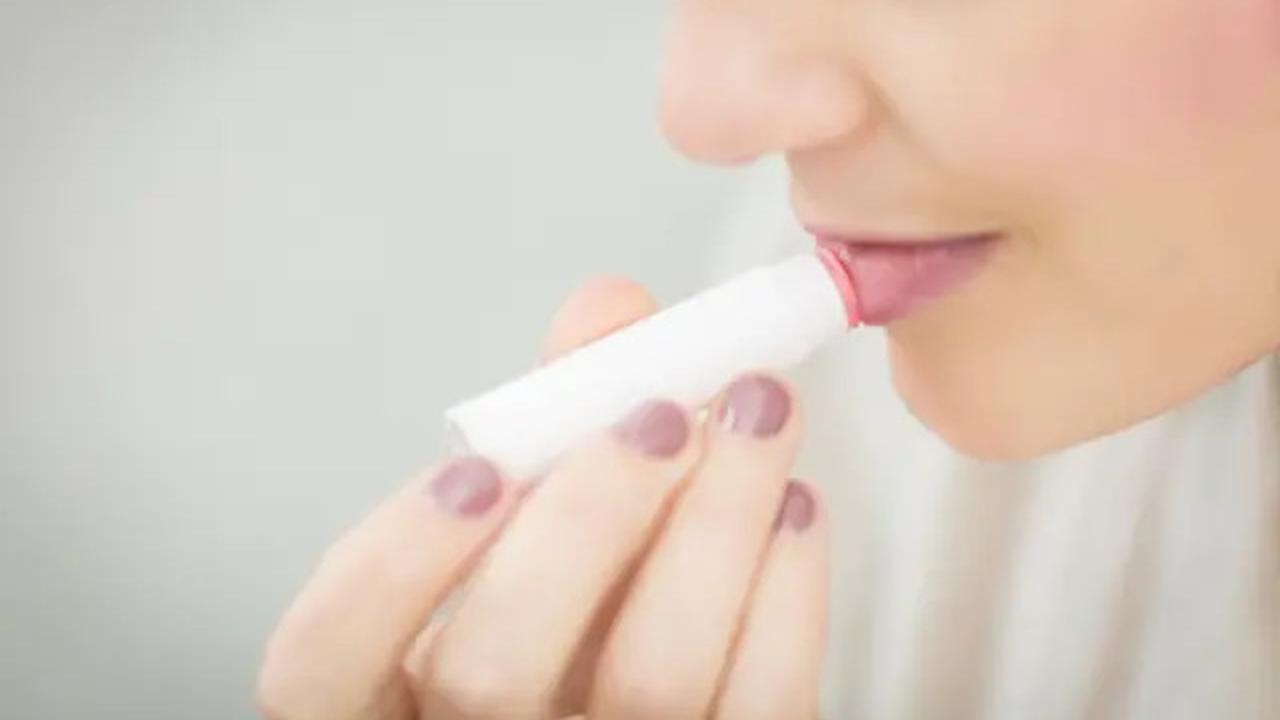 Lip Balm untuk Pria dan Wanita, Cara Merawat Bibir agar Tidak Pecah-Pecah