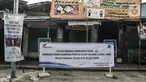 Spanduk informasi penutupan sementara terpasang di salah satu pintu masuk Pasar Cempaka Putih, Jakarta, Senin (13/7/2020). Perumda Pasar Jaya menutup sementara Pasar Cempaka Putih selama tiga hari ke depan mulai hari ini. (merdeka.com/Iqbal S. Nugroho)