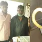 Seorang dokter di Meerut, Uttar Pradesh, India, dirinya tertarik untuk membeli lampu ajaib, ia berkata bahwa lampu ini dapat memunculkan jin yang dapat mengabulkan semua keinginan dirinya. (worldofbuzz )