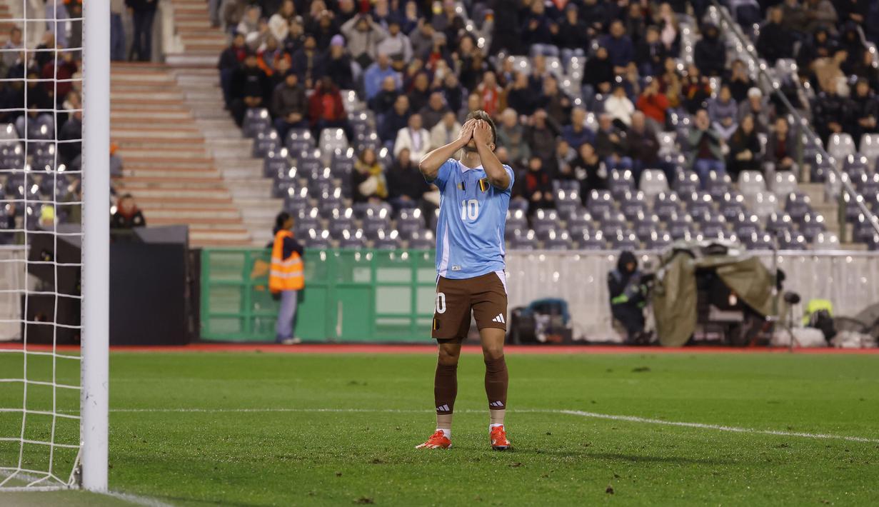 Reaksi kecewa pemain Belgia, Youri Tielemans setelah gagal mencetak gol melalui tendangan penalti ke gawang Prancis pada laga lanjutan UEFA Nations League A grup 2 yang berlangsung di King Baudouin stadium, Brussels, Belgia, Selasa (15/10/2024) dini hari WIB. (AP Photo/Geert Vanden Wijngaert)