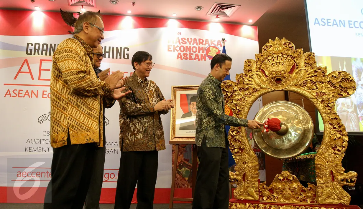 Mendag Thomas Lembong memukul gong sebagai tanda peluncuran ASEAN Economic Community (AEC) Center di Kemendag, Jakarta, Senin (28/9/2015). AEC Center dibentuk untuk edukasi publik tentang perkembangan dan peluang MEA. (Liputan6.com/Faizal Fanani)