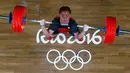 Lifter Indonesia, Eko Yuli Irawan selama kompetisi cabang olahraga angkat besi 62 KG di Olimpiade 2016, Rio De Janeiro, Senin (8/8). Eko Yuli Irawan menyumbangkan medali perak kedua untuk Indonesia. (Stoyan Nenov/POOL/AFP)