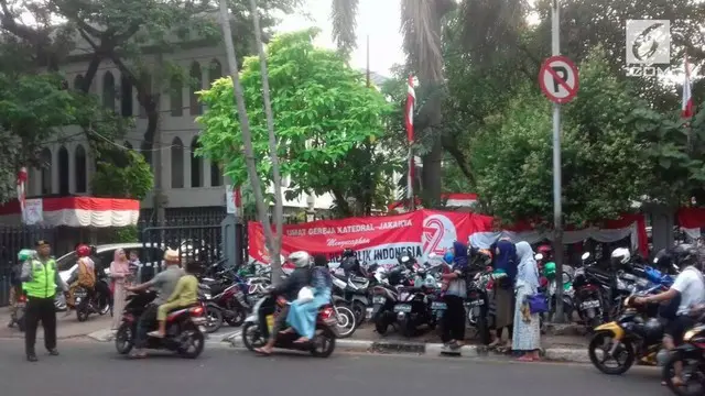 Takbir menggema lantaran masjid yang lokasinya berdekatan dengan Gereja Katedral ini menyelenggarakan salat Idul Adha 1438 Hijriah.