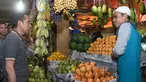 Presiden Joko Widodo berbincang dengan pedagang buah di Pasar Cipanas, Jawa Barat, Minggu (26/6). (Foto: Setpres)