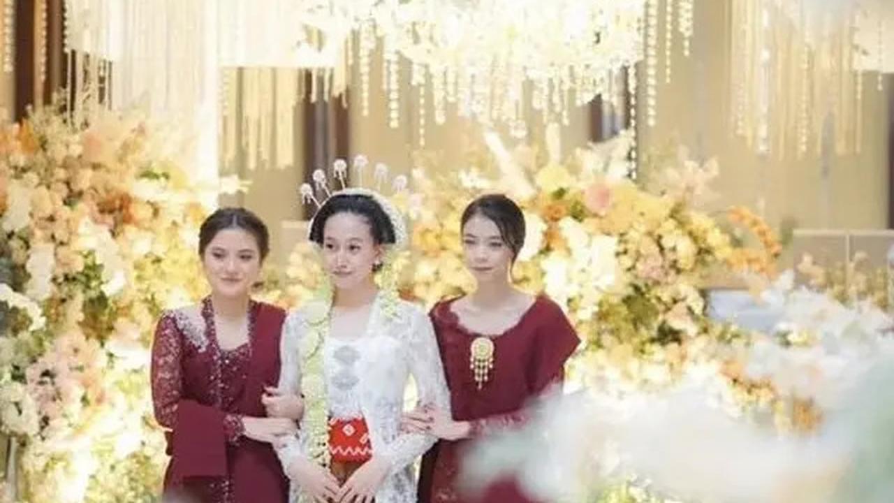 Cantik & Elegannya Marsha Aruan Berkebaya Merah di Acara Pernikahan Sahabatnya