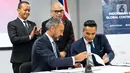 PT. Vektr Mobiliti Indonesia (VKTR), badan usaha yang dibentuk PT Bakrie &
Brothers bekerjasama dengan Britishvolt, produsen baterai rendah karbon Inggris, menandatangani naskah kerjasama untuk lebih mempercepat transisi net zero (Net Zero Hub) di Indonesia. (Liputan6.com/HO/KADIN)