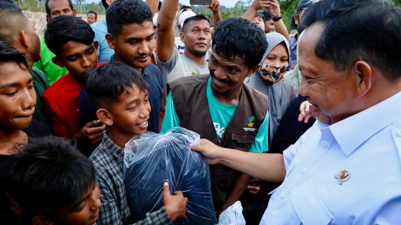 Mendagri Serahkan Bantuan ke Desa Geudumbak Kecamatan Langkahan, Aceh Utara