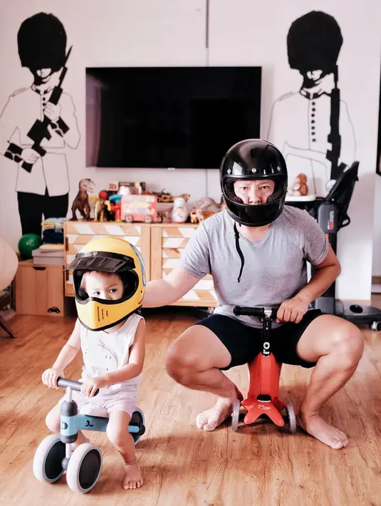 Ayah satu anak itu mengurangi kegiatannya saat Ramadan untuk bisa fokus menjalankan ibadah puasa. Meski, ia juga terlebih dulu meminta izin pada sang istri, Sabai Morschek. (Instagram/ringgoagus)