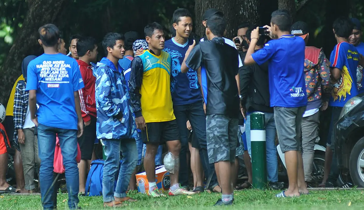 Penyerang Arema Cronus, Samsul Arif dikerubuti Aremania usai menjalani latihan di kawasan wisata Kebun Raya Purwodadi. (Bola.com/Kevin Setiawan)