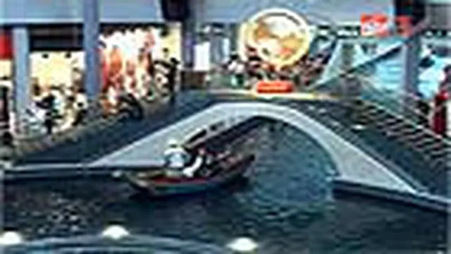 Belanja Menggunakan Perahu di Marina Bay Sands