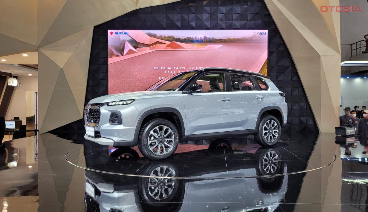 Suzuki Grand Vitara tidak diragukan lagi telah memiliki nama yang manis dan juga sejarah yang besar. Namun, PT Suzuki Indomobil Sales (SIS) tidak menyia-nyiakan sejarah dan memanfaatkan momen ini menjadi kelahiran Suzuki Grand Vitara yang telah beradaptasi dengan perkembangan zaman. All New Suzuki Grand Vitara hadir dengan eksterior yang lebih sporty dan tangguh, dan juga interior yang elegan. Tidak hanya eksterior dan interior yang menawan, jantung dari mobil ini juga tidak kalah menarik. All New Suzuki Grand Vitara dibekali dengan mesin 1.500cc berkode K15C Dual Jet yang ramah lingkungan dan efisien. (Source: otosia.com)
