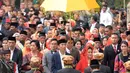 Jelang kedatangan Presiden Jokowi, geladi atau persiapan terus dipersiapkan. Terlihat, keluarga Bobby yang siap menyambut Jokowi dan Ibu Iriana beserta keluarganya. Dengan mengenakan busana adat Batak Mandailing. (Deki Prayoga/Bintang.com)