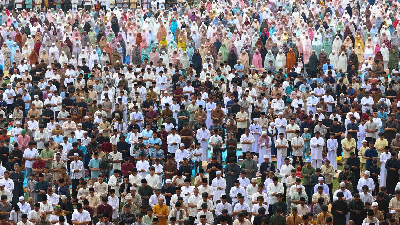 FOTO: Ribuan Warga Bogor Padati Stadion Pakansari untuk Shalat Idul Fitri