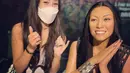 Kirana berfoto dengan patung lilin ibunya di Madame Tussauds. (Foto: Instagram/ anggun_cipta)