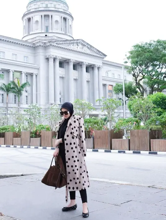 Padu padan menarik dari Syahrini mengenakan outfit hitam dan outer bermotif polkadot. [Foto: Instagram/princessyahrini]