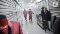Dinas Penanggulangan Kebakaran dan Penyelamatan Provinsi DKI Jakarta melakukan penyemprotan cairan disinfektan di area perdagangan Pasar Senen, Jakarta, Selasa (9/6/2020). Kegiatan ini bertujuan untuk memutus mata rantai penyebaran Covid-19 khususnya di tempat keramaian. (Liputan6.com/Faizal Fanani)