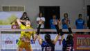 Pemain Gresik Petrokimia Pupuk Indonesia, Polina Rahimova (kiri) melepaskan spike yang berusaha diblok dua pemain Jakarta Livin' Mandiri, Liu Yan Han (tengah) dan Angeli Faulina pada laga seri ketiga putaran pertama PLN Mobile Proliga 2024 di GOR PSCC, Palembang, Sumatera Selatan, Jumat (10/5/2024). Gresik Petrokimia Pupuk Indonesia menang 3-0 (34-32, 25-19, 25-22). (Dok. PBVSI)