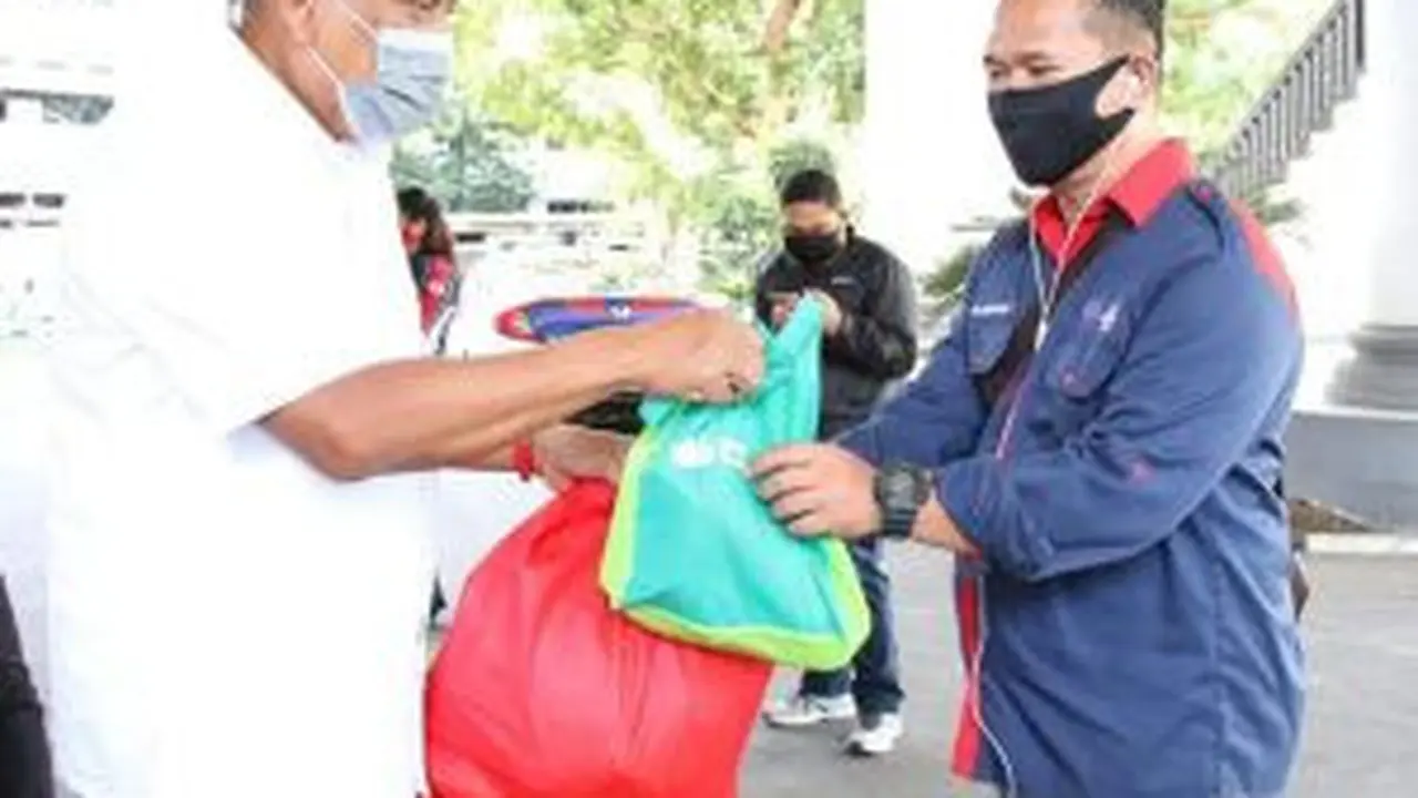 Bantuan sembako dari Pemprov Sulut untuk warga yang terdampak Covid-19.