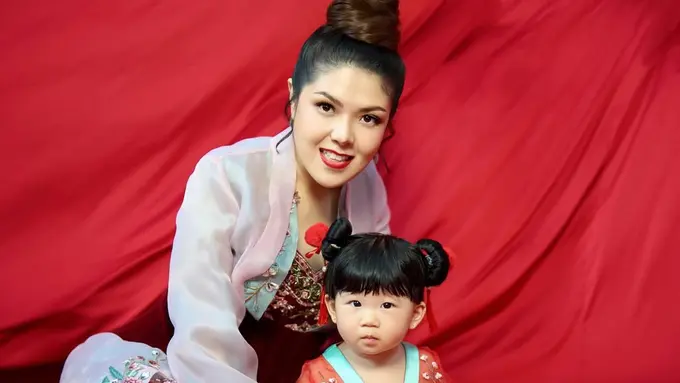 Momen Imlek Penuh Bahagia, Tina Toon Resmi Perkenalkan Putri Cantiknya ke Publik