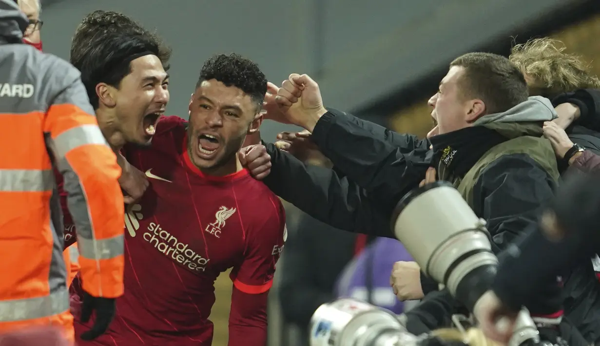 Penyerang Liverpool, Takumi Minamino (kiri) berselebrasi usai mencetak gol ke gawang Leicester City pada pertandingan perempat final Piala Liga Inggris di Stadion Anfield, Inggris, Kamis (22/12/2021). Liverpool menang adu penalti atas Leicester dengan skor 5-4. (AP Photo/Jon Super)