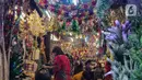 Suasana toko pernak-pernik Natal di Pasar Asemka, Glodok, Jakarta, Kamis (12/12/2019). Umat Kristiani mulai mendatangi pusat perbelanjaan untuk berburu pernak-pernik penghias rumah dan pohon Natal. (Liputan6.com/Faizal Fanani)