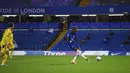 Pemain Chelsea Tammy Abraham mencetak gol ke gawang Barnsley pada pertandingan Piala Liga Inggris di Stamford Bridge, London, Inggris, Rabu (23/9/2020). Chelsea menaklukkan Barnsley 6-0. (AP Photo/Neil Hall)