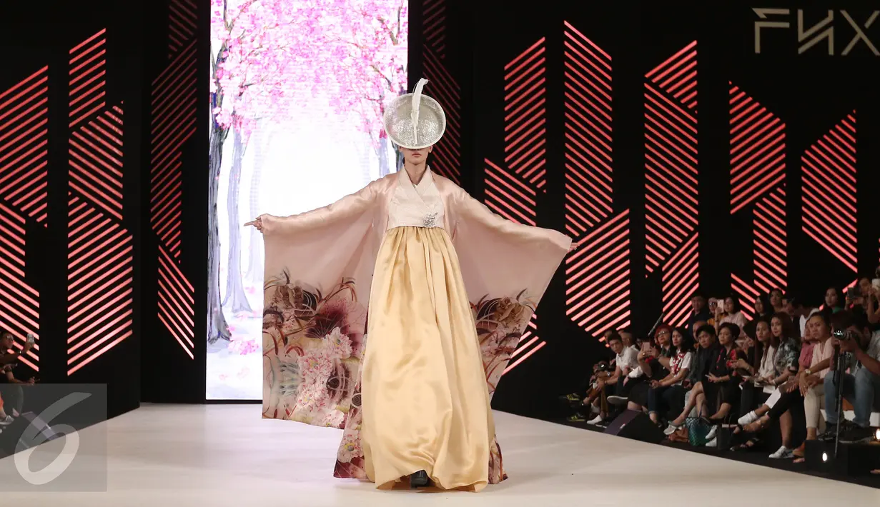 Model berpose diatas panggung saat memperagakan busana rancangan Denny Wirawan dalam acara Senayan City Fashion Nation ke-11, Jakarta, Jumat (7/4). (Liputan6.com/Herman Zakharia)