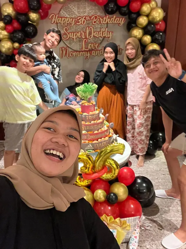 Dapat Kado Mewah, Ini 7 Momen Ulang Tahun Sonny Septian yang Ke-36