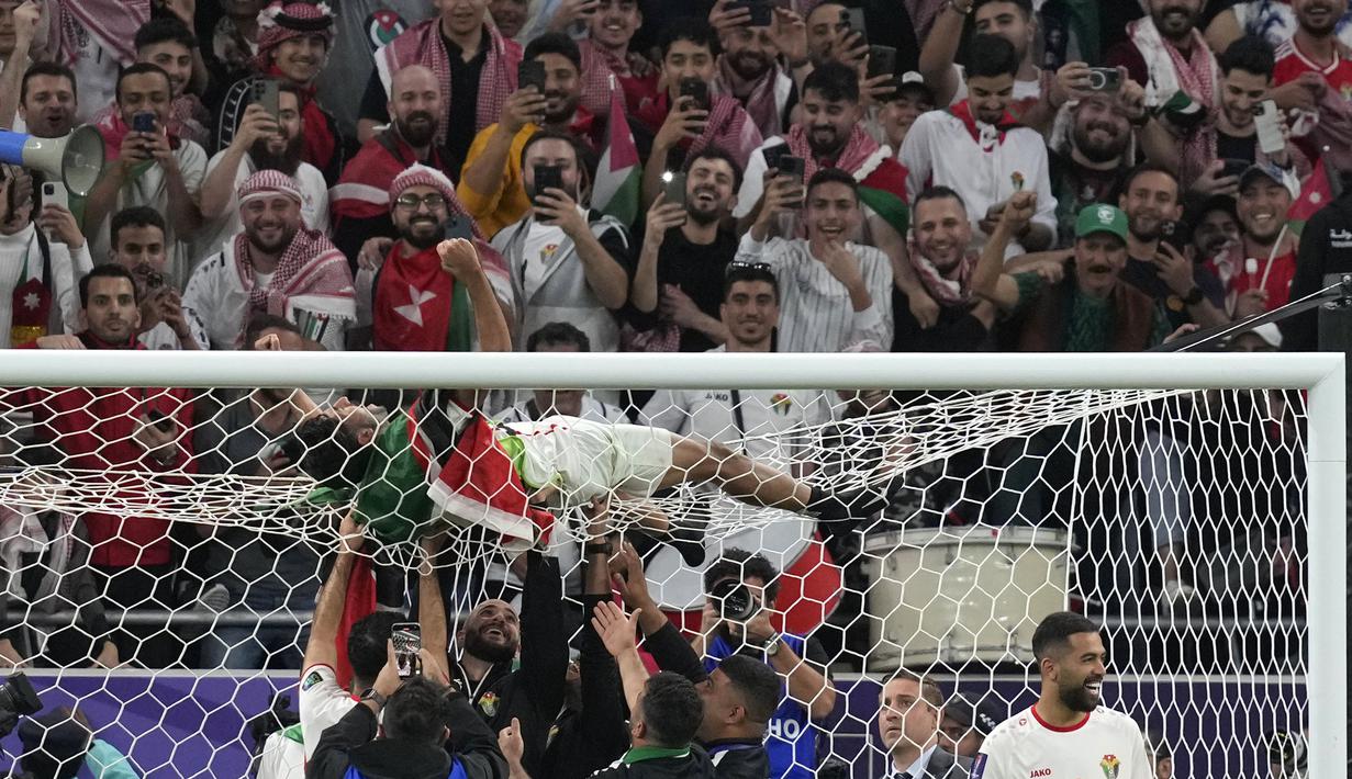 Pemain Yordania, Yazan Al-Naimat merayakan kemenangan timnya atas Korea Selatan setelah laga semifnial Piala Asia 2023 di Ahmad Bin Ali Stadium, Doha, Qatar, Selasa (06/02/2024). (AP Photo/Thanassis Stavrakis)