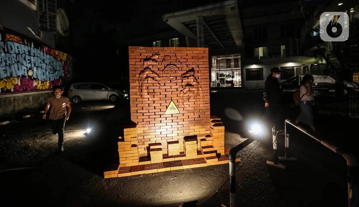 Pengunjung menghadiri pameran Indonesian Contemporary Art and Design (ICAD) di Grand Kemang, Jakarta, Jumat (22/10/2021). Pameran yang menghadirkan desain dan seni kontamporer ini berlangsung dari 21 Oktober hingga 28 November 2021. (Liputan6.com/Johan Tallo)
