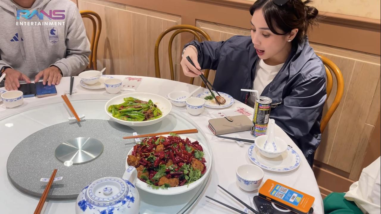5 Potret Nagita Slavina Senyum Lebar Jajal Kuliner di Shanghai, Bandingkan dengan di Guangzhou
