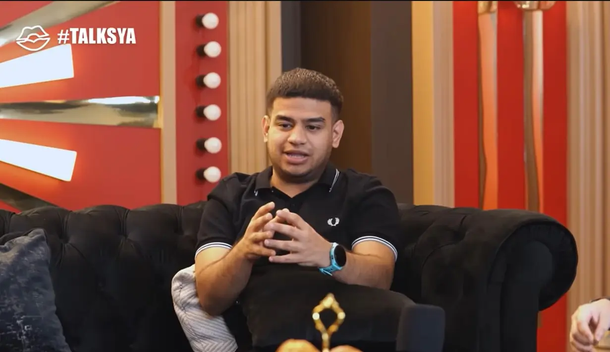 Setelah tekadnya fokus melunasi hutang orang tua, rezeki datang mengalir untuk Fadil. Video yang diunggahnya di TikTok tiba-tiba viral hingga dirinya dikenal masyarakat luas. Fadil pun banjir endorse yang akhirnya turut mengubah kondisi finansial keluarganya. [Youtube/Tasya Farasya]