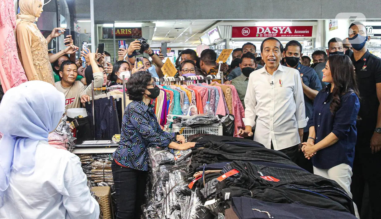 Warga semakin antusias saat Jokowi mengunjungi beberapa toko. Selain itu, dia juga membagi-bagikan kaos untuk warga. (Liputan6.com/Faizal Fanani)