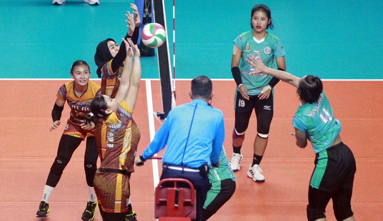 Pebola voli TNI AU berusaha menghalau serangan dari pebola voli TNI AL, Laili (kanan) dalam pertandingan Final Four Livoli Divisi Utama di GOR Jayabaya, Kota Kediri, Jawa Timur, Rabu (6/12/2023). (Dok. PBVSI)