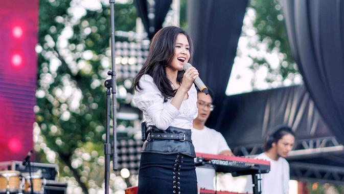 Meski Maizura tidak menjadi pemenang The Voice, gadis kelahiran 2000 ini pun mendapat tawaran manggung di berbagai acara. (Liputan6.com/IG/@maiiizura)