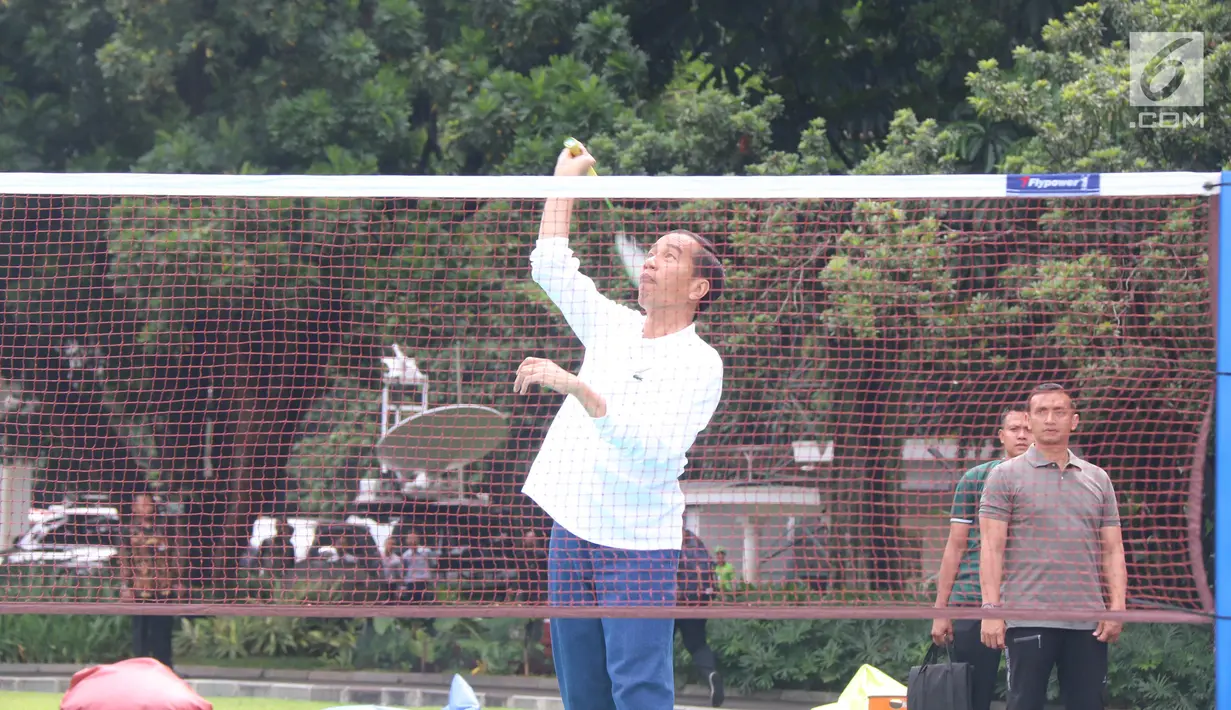 Presiden Joko Widodo (Jokowi) bermain bulu tangkis‎ ketika perayaan Hari Sumpah Pemuda di Istana Bogor, Sabtu (28/10). Dalam peringatan itu, Jokowi mengumpulkan pemuda dari seluruh Indonesia di Istana Bogor. (Liputan6.co/Angga Yuniar)