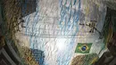 Langit-langit kota Rio de Janeiro dihiasi rumbai-rumbai dengan warna hijau dan kuning membuat jalan di kota itu menjadi semakin menarik, Jumat (9/5/2014) (AFP PHOTO / Vanderlei Almeida).