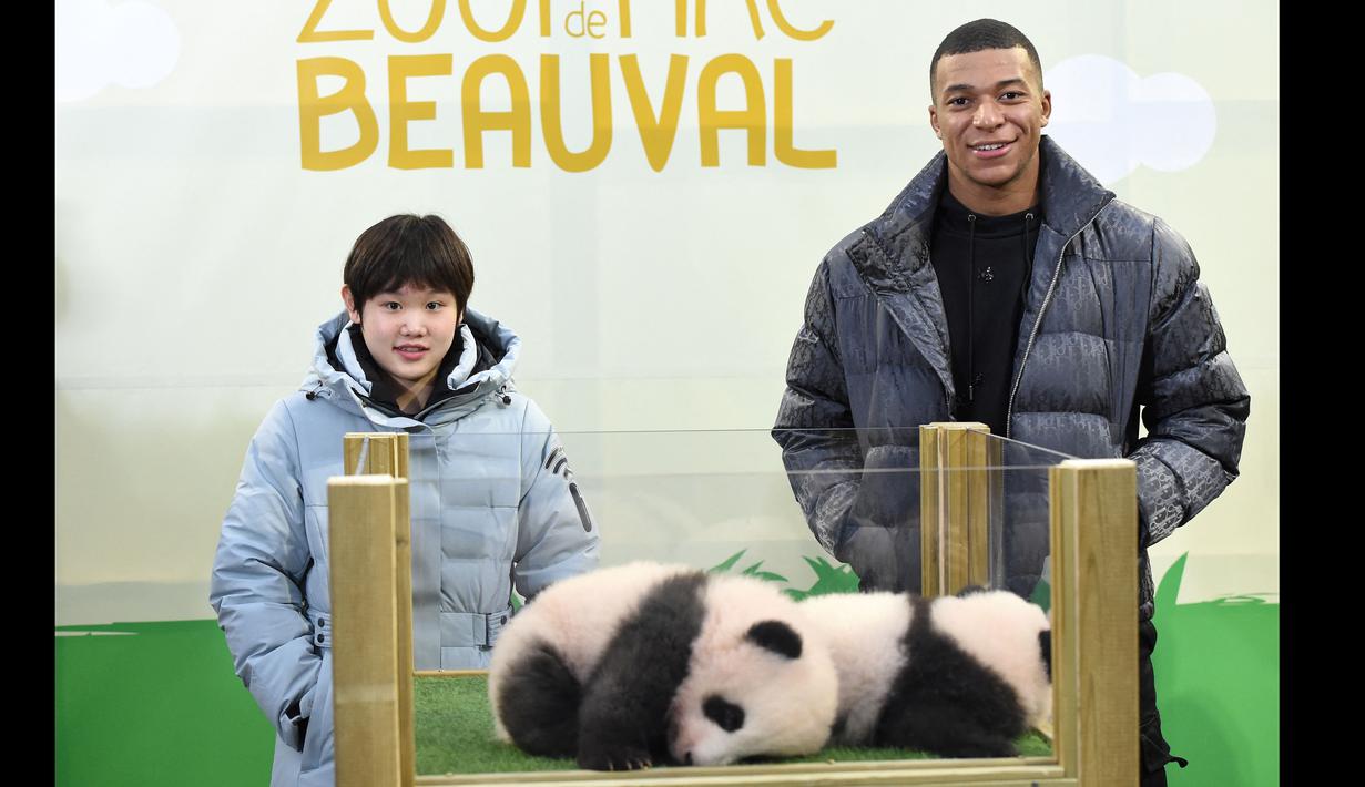 Mbappe hadir dalam upacara di kebun binatang Beauval di Saint-Aignan, bersama peraih medali emas loncat indah Olimpiade China, Zhang Jiaqi. (AFP/Guillaume Souvant)