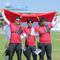 Tim panahan Indonesia, Riau Ega Agata Salsabilla, Ahmad Khoirul Baasith dan Arif Dwi Pangestu (kiri ke kanan) memegang bendera Merah Putih usai memenangi nomor recurve beregu putra SEA Games 2025 di Football Field 1, Bangkok, Thailand, Rabu (17/12/2025). Indonesia kembali menambah koleksi raihan medali emas SEA Games 2025 Thailand. (Bola.com/Bagaskara Lazuardi)