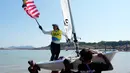 Nur Shazrin Binti Mohamad Latif dari Malaysia merayakan medali emasnya setelah perlombaan final kelas Single Dinghy - ILCA6 putri di Ningbo Xiangshan Sailing Center pada Asian Games ke-19 di Ningbo, China, Rabu (27/92023). (AP Photo/Eugene Hoshiko)