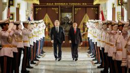 Wakil Menteri Pertahanan Indonesia Donny Ermawan Taufanto (kanan) dan Sekretaris Dewan Keamanan Rusia Sergei Shoigu berjalan bersama di Kementerian Pertahanan Republik Indonesia, Jakarta, Selasa 25 Februari 2025. (Yasuyoshi Chiba/AFP)